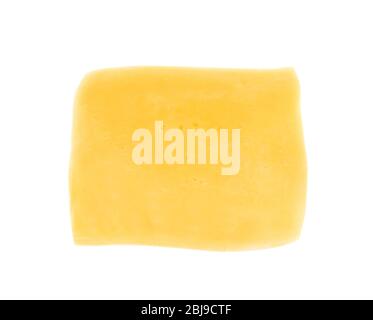 Tranche de fromage jaune sur fond blanc Banque D'Images