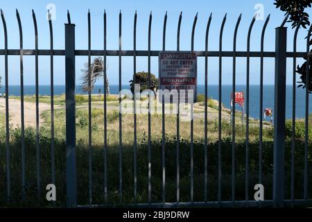 San Pedro, CA/USA - 3 avril 2020: Intrus au-delà de la porte bloquant l'accès à la ville sunken à San Pedro Californie Banque D'Images