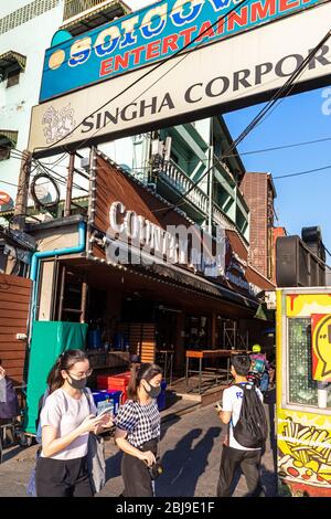 Les employés de bureau thaïlandais portent un masque à soi Cowboy, district rouge pendant la pandémie de Covid 19 à Bangkok, Thaïlande Banque D'Images