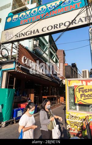 Les employés de bureau thaïlandais portent un masque à soi Cowboy, district rouge pendant la pandémie de Covid 19 à Bangkok, Thaïlande Banque D'Images