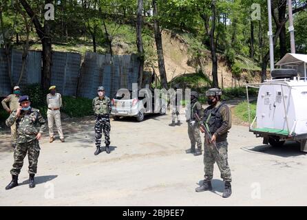 Anantnag, Inde. 28 avril 2020. Le personnel de sécurité a scellé la zone rouge d'Aswora Kanalwan, dans le district d'Anantnag au Cachemire du Sud, après qu'un cas positif de coronavirus ait été détecté dans la région. (Photo de Aasif Shafi /Pacific Press) crédit: Agence de presse du Pacifique/Alay Live News Banque D'Images