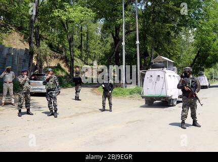 Anantnag, Inde. 28 avril 2020. Le personnel de sécurité a scellé la zone rouge d'Aswora Kanalwan, dans le district d'Anantnag au Cachemire du Sud, après qu'un cas positif de coronavirus ait été détecté dans la région. (Photo de Aasif Shafi /Pacific Press) crédit: Agence de presse du Pacifique/Alay Live News Banque D'Images