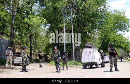 Anantnag, Inde. 28 avril 2020. Le personnel de sécurité a scellé la zone rouge d'Aswora Kanalwan, dans le district d'Anantnag au Cachemire du Sud, après qu'un cas positif de coronavirus ait été détecté dans la région. (Photo de Aasif Shafi /Pacific Press) crédit: Agence de presse du Pacifique/Alay Live News Banque D'Images