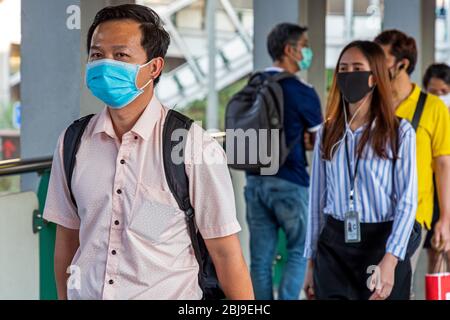 Les employés de bureau thaïlandais portent un masque facial lors de la pandémie de Covid 19 à Bangkok, Thaïlande Banque D'Images