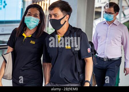 Les employés de bureau thaïlandais portent un masque facial lors de la pandémie de Covid 19 à Bangkok, Thaïlande Banque D'Images