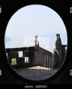 Pékin, Chine. 28 avril 2020. Photo prise le 28 avril 2020 montre une vue d'une pagode à Shibaozhai, un endroit pittoresque dans le comté de Zhongxian, au sud-ouest de la Chine Chongqing. Crédit: Tang Yi/Xinhua/Alay Live News Banque D'Images