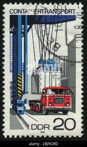 ALLEMAGNE - VERS 1978: Cachet imprimé par l'Allemagne, montre le conteneur de chargement sur camion à plateau, vers 1978. Banque D'Images