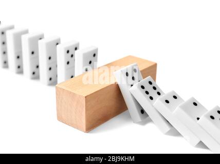 Dominos avec brique en bois, isolé sur blanc Banque D'Images