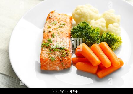 Morceau de saumon avec légumes sur la fermeture de la plaque Banque D'Images