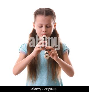 Petite fille jouant à la flûte, isolée sur blanc Banque D'Images