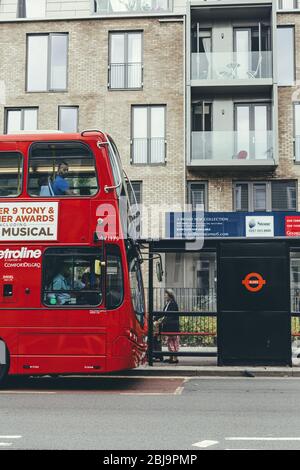 Londres/UK-30/7/18 : les gens qui se trouvent dans un bus rouge à impériale à la gare routière Hansel Road à Maida Vale. Un arrêt de bus est un endroit désigné où les bus St Banque D'Images