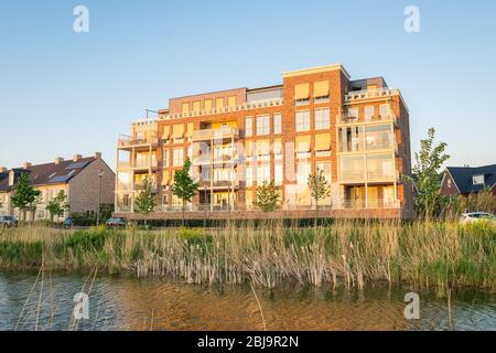 Appartements résidentiels dans le style chalet dans le nouveau domaine immobilier "Triangel" dans la ville de Waddinxveen, Hollande Banque D'Images