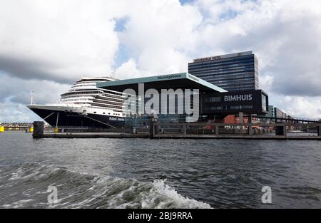 Bateau de croisière MS Nieuw Statendam de Holland America Line, amarré à côté du Muziekgebow, dans le port d'Amsterdam Banque D'Images