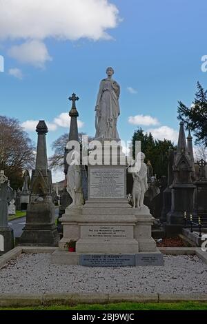 Vieux monuments historiques avec croix dans Glasnevin, cimetière vert à Dublin, Irlande. Banque D'Images