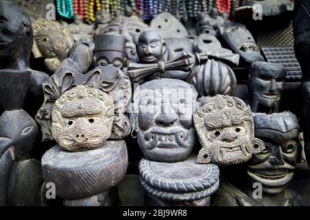 La tradition des masques népalais sculpté de pierre dans la boutique de quartier de Thamel, Katmandou, Népal Banque D'Images