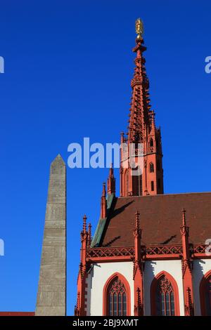 Obélisque, fontaine de marché sous forme d'obélisque, Chapelle de la Vierge Marie sur la place du marché de Würzburg, Würzburg, Basse-Franconie, Bavière, Allemagne / OBE Banque D'Images