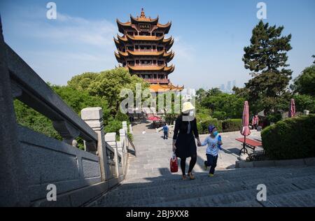 Wuhan, la province chinoise de Hubei. 29 avril 2020. Les touristes visitent la Tour de la grue jaune, ou Huanghelou, un monument historique à Wuhan, la province de Hubei en Chine centrale, le 29 avril 2020. Comme l'impact de la pandémie COVID-19 s'est estomré, la tour de la grue jaune de Wuhan a été en partie rouverte au public mercredi. Pour l'instant, il y a encore une limite de nombre de visiteurs (300 touristes sont autorisés dans le bâtiment principal toutes les demi-heures) et la réservation en ligne est nécessaire. Crédit: Xiao Yijiu/Xinhua/Alay Live News Banque D'Images