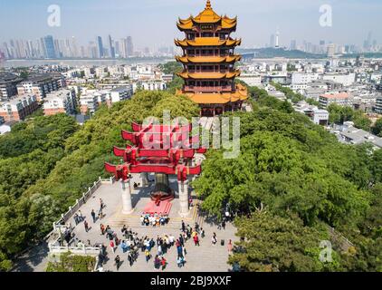 Wuhan. 29 avril 2020. Dans cette photo aérienne prise le 29 avril 2020, des représentants des travailleurs de la santé de première ligne qui combattent COVID-19 assistent à une cérémonie de sonnerie à la Tour de la grue jaune, ou Huanghelou, un monument historique à Wuhan, dans la province de Hubei, en Chine centrale. Comme l'impact de la pandémie COVID-19 s'est estomré, la tour de la grue jaune de Wuhan a été en partie rouverte au public mercredi. Pour l'instant, il y a encore une limite de nombre de visiteurs (300 touristes sont autorisés dans le bâtiment principal toutes les demi-heures) et la réservation en ligne est nécessaire. Crédit: Xiao Yijiu/Xinhua/Alay Live News Banque D'Images