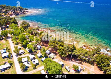 Camping à la mer et crystal clear stone beach vue aérienne à Savudrija, Istrie Région de la Croatie Banque D'Images