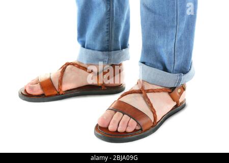 Sandales en cuir marron isolées sur les pieds de l'homme sur blanc Banque D'Images