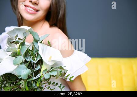 Belle jeune femme tenant bouquet, gros plan Banque D'Images