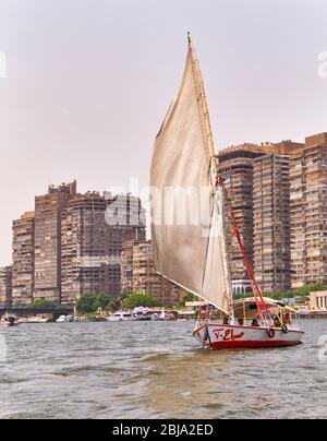 Le Caire / Egypte - 25 mai 2019: Bateau felucca, bateau traditionnel en bois de voile populaire pour prendre des touristes sur une croisière sur le fleuve Nil au Caire, Banque D'Images