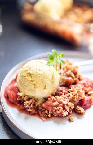 Crumble de rhubarbe et de fraise Banque D'Images