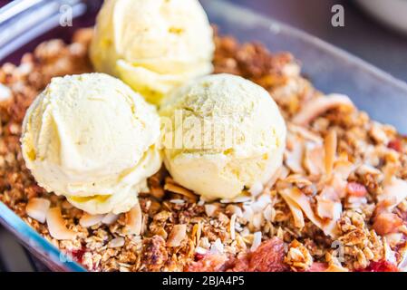 Crumble de rhubarbe et de fraise Banque D'Images