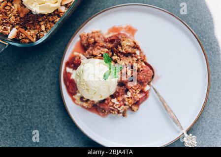 Crumble de rhubarbe et de fraise Banque D'Images