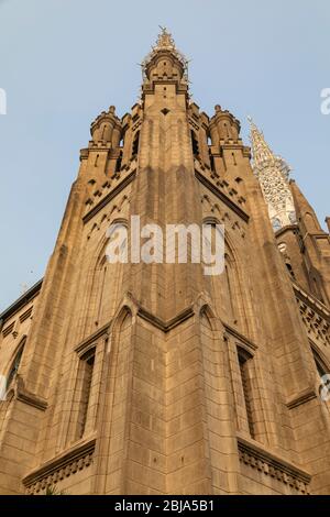 Vue à angle bas de l'une des tours qui gardait le portique de l'entrée principale de la cathédrale de Jakarta, île de Java, Indonésie. Banque D'Images