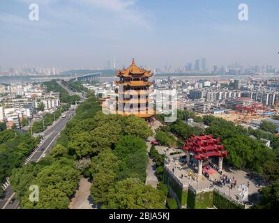 Wuhan. 29 avril 2020. La photo aérienne prise le 29 avril 2020 montre la Tour de la grue jaune, ou Huanghelou, un monument historique à Wuhan, la province de Hubei en Chine centrale. Comme l'impact de la pandémie COVID-19 s'est estomré, la tour de la grue jaune de Wuhan a été en partie rouverte au public mercredi. Pour l'instant, il y a encore une limite de nombre de visiteurs (300 touristes sont autorisés dans le bâtiment principal toutes les demi-heures) et la réservation en ligne est nécessaire. Crédit: Xiong Qi/Xinhua/Alay Live News Banque D'Images