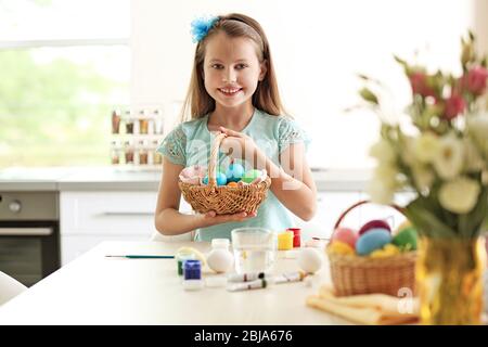 Jolie fille avec œufs de Pâques à la maison Banque D'Images