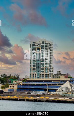 Immeuble d'appartements bleu et blanc à San Juan Banque D'Images