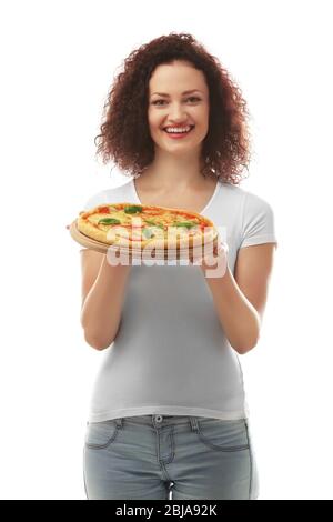 Belle jeune femme avec une pizza savoureuse sur fond blanc Banque D'Images