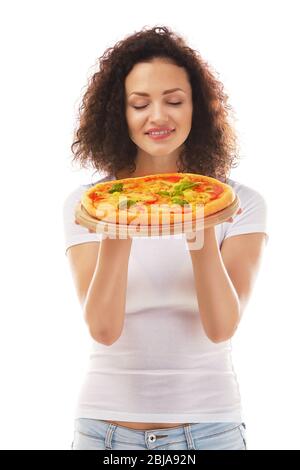 Belle jeune femme avec une pizza savoureuse sur fond blanc Banque D'Images