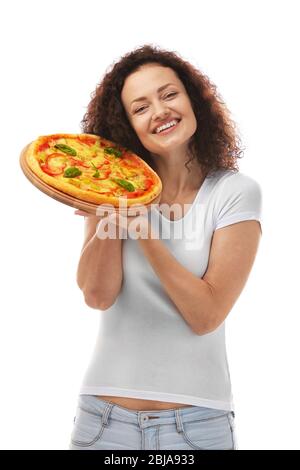 Belle jeune femme avec une pizza savoureuse sur fond blanc Banque D'Images