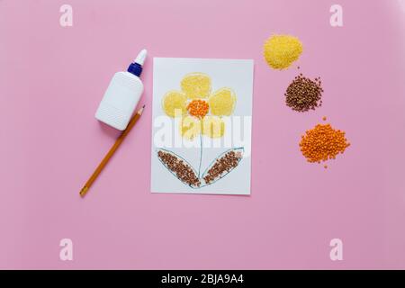 Instructions étape par étape pour faire un artisanat pour enfants. Étape 5 - l'artisanat est prêt. Banque D'Images