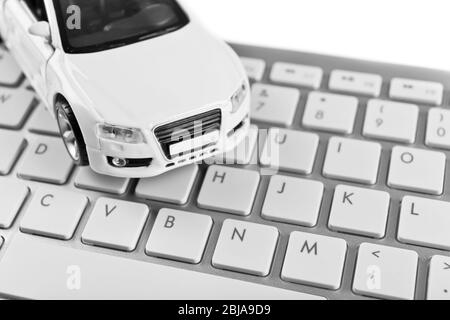 Voiture jouet blanche sur un clavier Banque D'Images