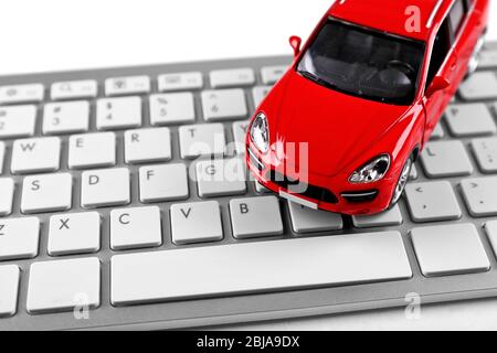 Voiture jouet rouge sur un clavier Banque D'Images