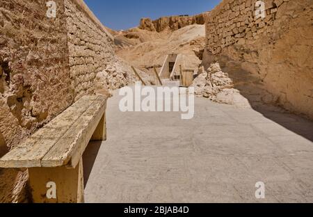 Vallée des Rois, Louxor / Egypte - 23 mai 2019: Entrée à la tombe du pharaon Ramesses IV dans la vallée des Rois Banque D'Images