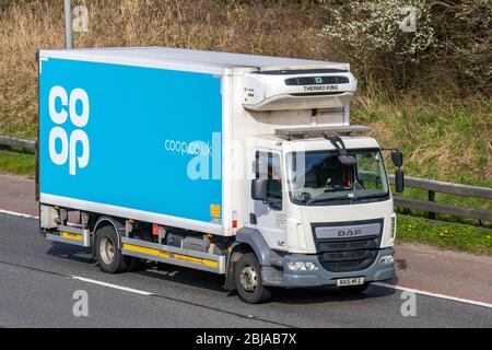 Supermarché à frais partagés et dépanneurs; camions de livraison de transport, camion de livraison de magasin de détail, transport, camion alimentaire, transporteur de fret, DAF LF véhicule, Transport commercial européen, industrie, M61 à Manchester, Royaume-Uni Banque D'Images