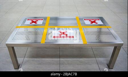 Exemple de distanciation sociale pour réduire la propagation de la pandémie de covid-19. Dans cette chaise de la station de métro, les gens ne devraient pas s'asseoir sur le panneau croisé. Banque D'Images
