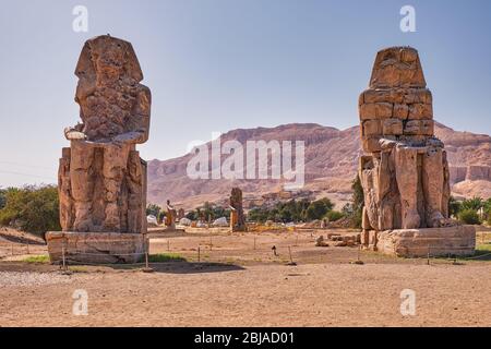 Colossi de Memnon, statues massives en pierre du Pharaon Amenhotep III dans la vallée des rois, Louxor, Egypte. Banque D'Images