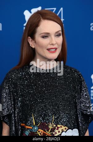 VENISE, ITALIE - SEPTEMBRE 02 : : Julianne Moore assiste au photocaltoutes « Suburbicon » lors du 74ème Festival du film de Venise le 2 septembre 2017 à Venise Banque D'Images