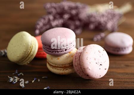 Tas de macarons savoureux sur fond de bois Banque D'Images