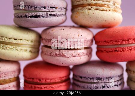 Délicieux macarons colorés, gros plan Banque D'Images