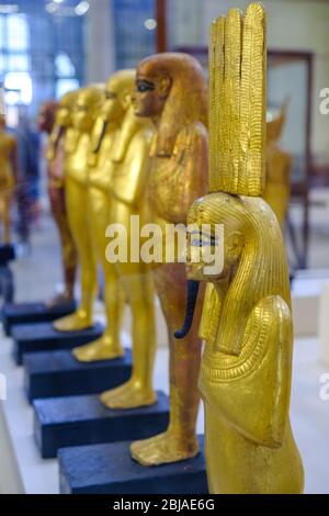 Le Caire / Egypte - 25 mai 2019: Statuettes d'or représentant pharaon, Musée des Antiquités égyptiennes (Musée égyptien) Banque D'Images