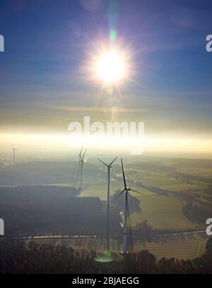 Roues éoliennes en plein soleil dans le parc naturel Hohe Mark, 04.12.2020, vue aérienne, Allemagne, Rhénanie-du-Nord-Westphalie, Lavesum, Haltern am See Banque D'Images