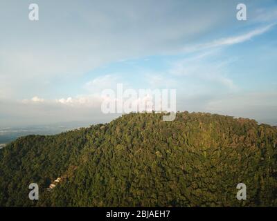 Tour de télécommunication avec vue aérienne sur la colline de Cherok Tokkun à Penang. Banque D'Images