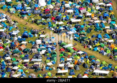 , terrain de camping pour les participants du festival d'été Ruhr Reggae sur la zone de concert de l'événement à Muelheim, 07.08.2016, vue aérienne, Allemagne, Rhénanie-du-Nord-Westphalie, région de Ruhr, Muelheim/Ruhr Banque D'Images